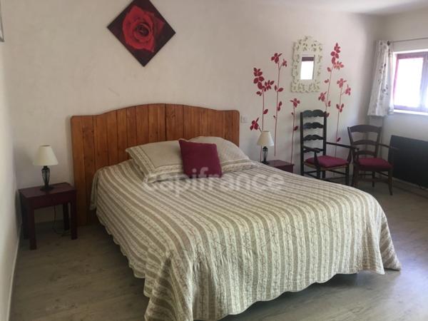 Propriété - une maison d'habitation - 5 chambres d'hôtes - 2 appartements en location sur plus de 1 hectare à SAINTE BAZEILLE (47)