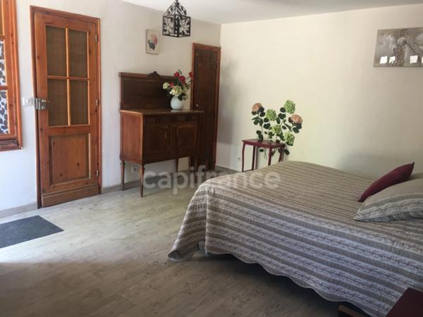Propriété - une maison d'habitation - 5 chambres d'hôtes - 2 appartements en location sur plus de 1 hectare à SAINTE BAZEILLE (47)