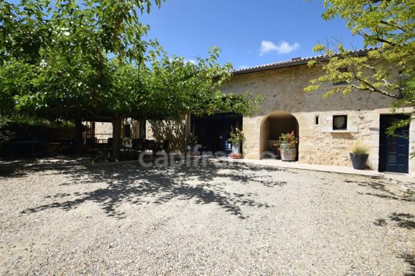 Propriété - une maison d'habitation - 5 chambres d'hôtes - 2 appartements en location sur plus de 1 hectare à SAINTE BAZEILLE (47)