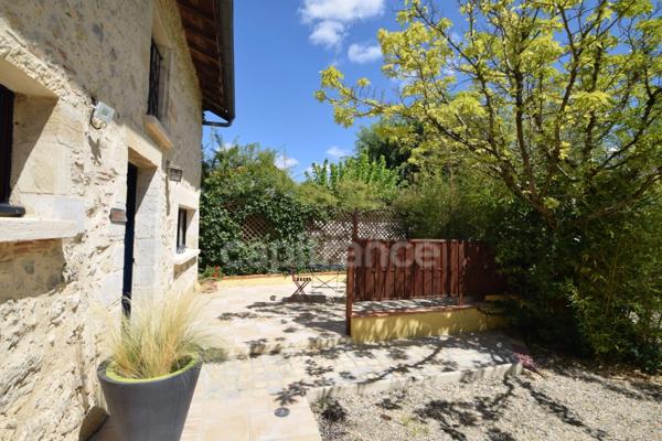 Propriété - une maison d'habitation - 5 chambres d'hôtes - 2 appartements en location sur plus de 1 hectare à SAINTE BAZEILLE (47)