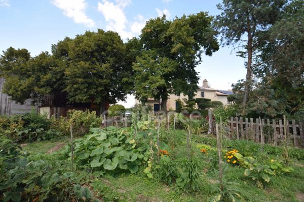 Propriété - une maison d'habitation - 5 chambres d'hôtes - 2 appartements en location sur plus de 1 hectare à SAINTE BAZEILLE (47)