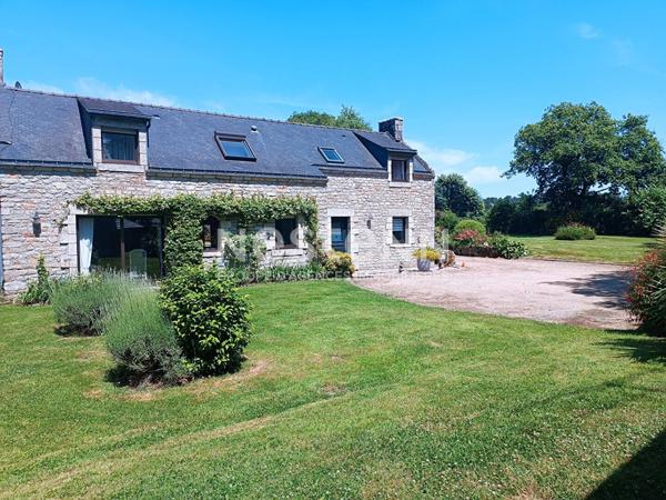 Longère à vendre à Saint Ave 4 chambres annexes située dans un environnement exceptionnel.