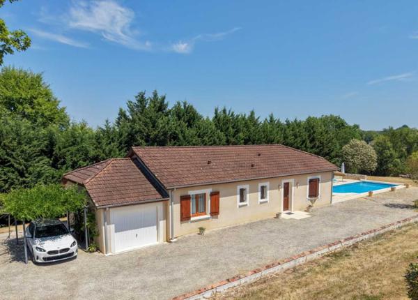 Maison contemporaine - Gourdon SECTEUR GOURDON - Lumineuse Maison contemporaine de plain-pied 3 chambres avec jardin arboré et piscine