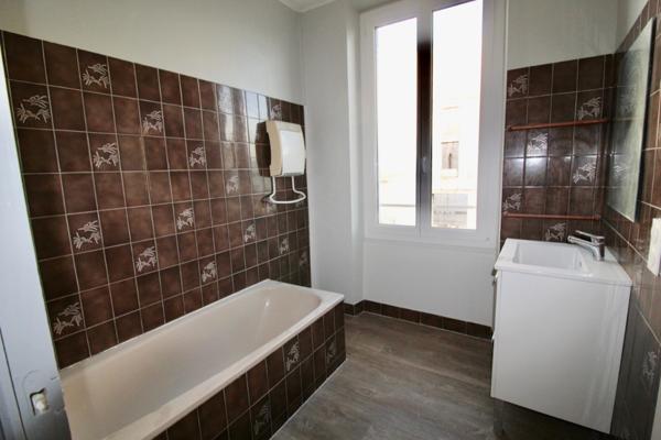 Castelmoron sur Lot, appartement 3 pièce(s) de 55 m2 comprenant pièce de vie avec cuisine équipée en rdc et chambre et bureau à l'étages à l'étage avec salle de bains , Castelmoron sur lot