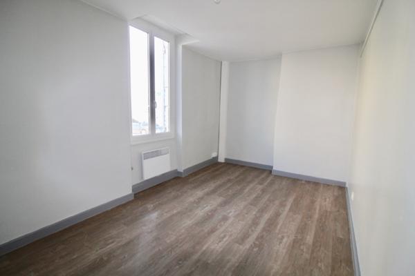 Castelmoron sur Lot, appartement 3 pièce(s) de 55 m2 comprenant pièce de vie avec cuisine équipée en rdc et chambre et bureau à l'étages à l'étage avec salle de bains , Castelmoron sur lot
