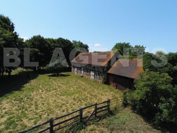 Ancienne écurie à rénover sur 1,5 hectare de terrain 