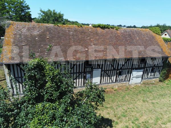 Ancienne écurie à rénover sur 1,5 hectare de terrain 