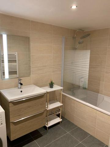 30. GARD. Nîmes. Magnifique appartement entièrement rénové de 64 m² au coeur de l'écusson