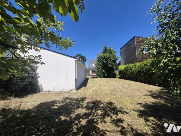 LA TURBALLE PROCHE CENTRE BOURG A PIEDS PARCELLE 812M² DEPENDANCE 60 M² DIVISION POSSIBLE 
