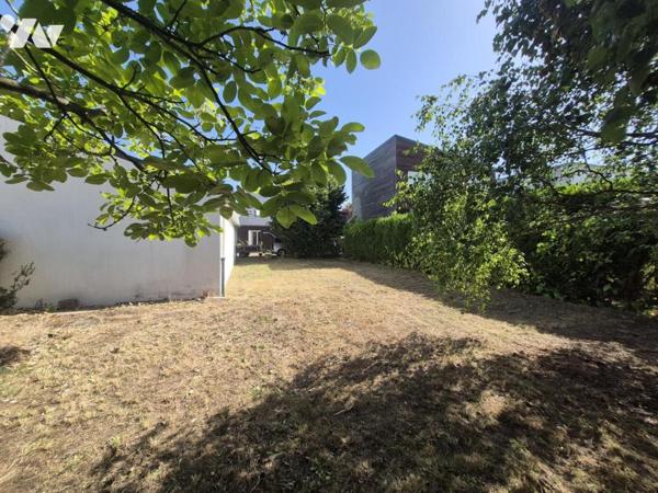 LA TURBALLE PROCHE CENTRE BOURG A PIEDS PARCELLE 812M² DEPENDANCE 60 M² DIVISION POSSIBLE 