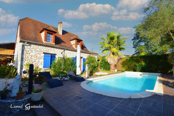 Maison à vendre Découvrez le charme rustique et le confort moderne de cette demeure périgourdine nichée dans un écrin de verdure, offrant une vie douillette avec piscine et commodités à portée de main
