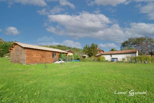 Maison à vendre Découvrez le charme rustique et le confort moderne de cette demeure périgourdine nichée dans un écrin de verdure, offrant une vie douillette avec piscine et commodités à portée de main