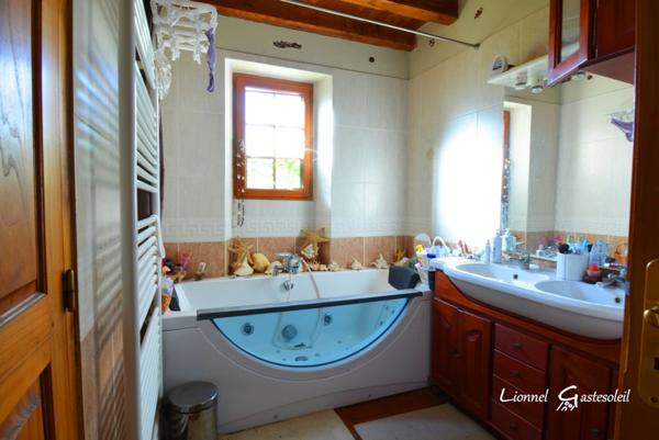 Maison à vendre Découvrez le charme rustique et le confort moderne de cette demeure périgourdine nichée dans un écrin de verdure, offrant une vie douillette avec piscine et commodités à portée de main