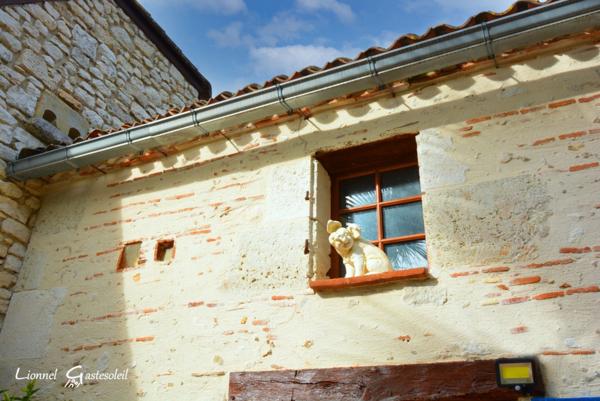 Maison à vendre Découvrez le charme rustique et le confort moderne de cette demeure périgourdine nichée dans un écrin de verdure, offrant une vie douillette avec piscine et commodités à portée de main