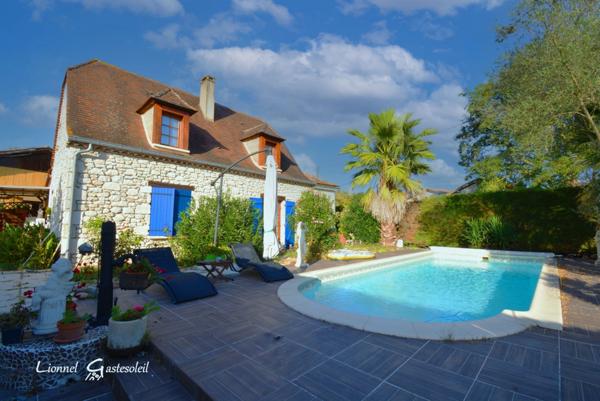 Maison à vendre Découvrez le charme rustique et le confort moderne de cette demeure périgourdine nichée dans un écrin de verdure, offrant une vie douillette avec piscine et commodités à portée de main