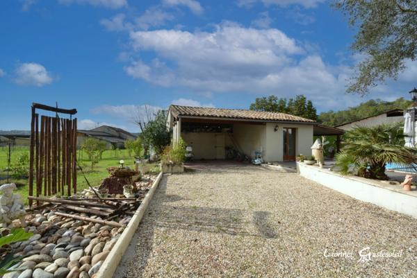 Maison à vendre Découvrez le charme rustique et le confort moderne de cette demeure périgourdine nichée dans un écrin de verdure, offrant une vie douillette avec piscine et commodités à portée de main