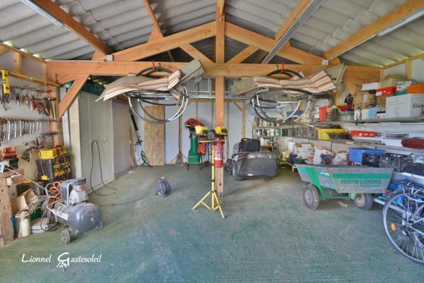 Maison à vendre Découvrez le charme rustique et le confort moderne de cette demeure périgourdine nichée dans un écrin de verdure, offrant une vie douillette avec piscine et commodités à portée de main