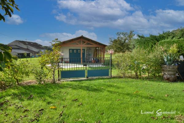 Maison à vendre Découvrez le charme rustique et le confort moderne de cette demeure périgourdine nichée dans un écrin de verdure, offrant une vie douillette avec piscine et commodités à portée de main