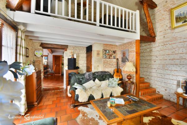 Maison à vendre Découvrez le charme rustique et le confort moderne de cette demeure périgourdine nichée dans un écrin de verdure, offrant une vie douillette avec piscine et commodités à portée de main