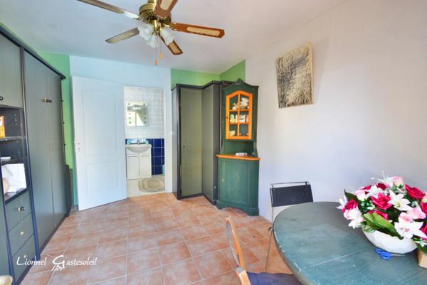 Maison à vendre Découvrez le charme rustique et le confort moderne de cette demeure périgourdine nichée dans un écrin de verdure, offrant une vie douillette avec piscine et commodités à portée de main