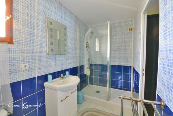 Maison à vendre Découvrez le charme rustique et le confort moderne de cette demeure périgourdine nichée dans un écrin de verdure, offrant une vie douillette avec piscine et commodités à portée de main