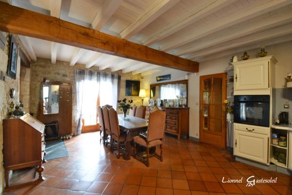 Maison à vendre Découvrez le charme rustique et le confort moderne de cette demeure périgourdine nichée dans un écrin de verdure, offrant une vie douillette avec piscine et commodités à portée de main