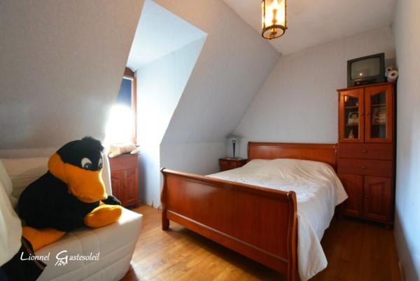 Maison à vendre Découvrez le charme rustique et le confort moderne de cette demeure périgourdine nichée dans un écrin de verdure, offrant une vie douillette avec piscine et commodités à portée de main