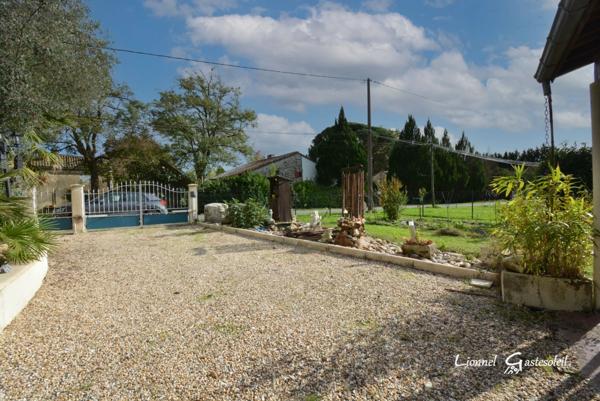 Maison à vendre Découvrez le charme rustique et le confort moderne de cette demeure périgourdine nichée dans un écrin de verdure, offrant une vie douillette avec piscine et commodités à portée de main