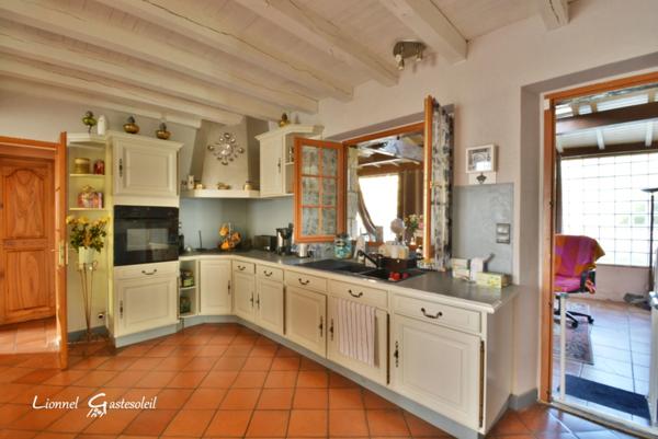 Maison à vendre Découvrez le charme rustique et le confort moderne de cette demeure périgourdine nichée dans un écrin de verdure, offrant une vie douillette avec piscine et commodités à portée de main