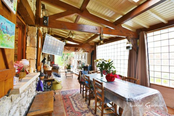 Maison à vendre Découvrez le charme rustique et le confort moderne de cette demeure périgourdine nichée dans un écrin de verdure, offrant une vie douillette avec piscine et commodités à portée de main