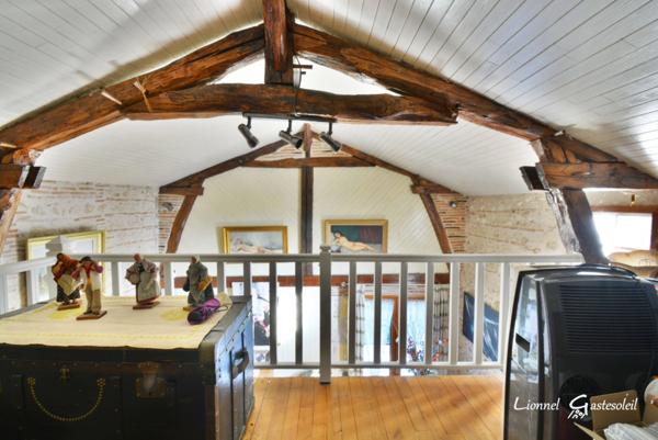 Maison à vendre Découvrez le charme rustique et le confort moderne de cette demeure périgourdine nichée dans un écrin de verdure, offrant une vie douillette avec piscine et commodités à portée de main