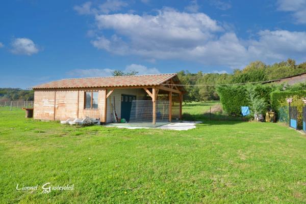 Maison à vendre Découvrez le charme rustique et le confort moderne de cette demeure périgourdine nichée dans un écrin de verdure, offrant une vie douillette avec piscine et commodités à portée de main