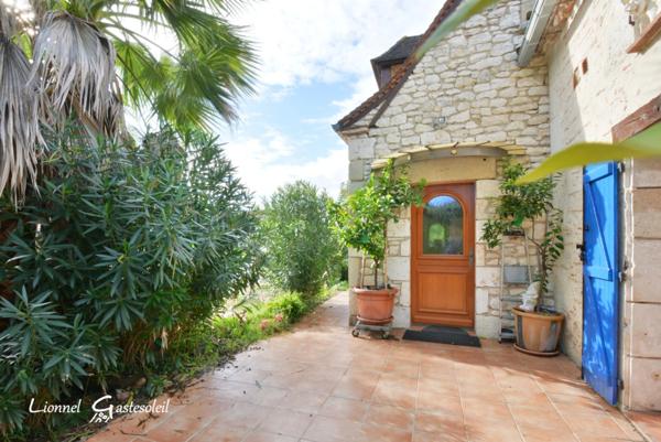 Maison à vendre Découvrez le charme rustique et le confort moderne de cette demeure périgourdine nichée dans un écrin de verdure, offrant une vie douillette avec piscine et commodités à portée de main