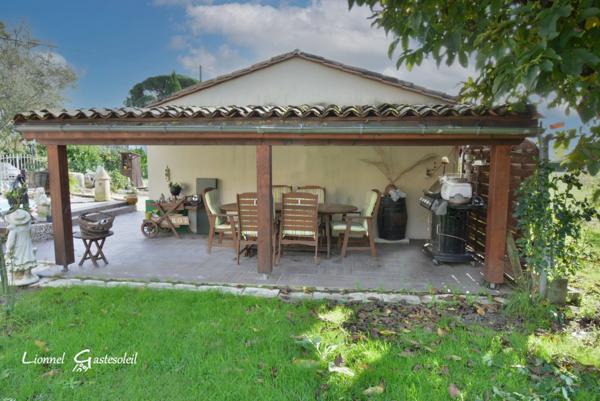 Maison à vendre Découvrez le charme rustique et le confort moderne de cette demeure périgourdine nichée dans un écrin de verdure, offrant une vie douillette avec piscine et commodités à portée de main