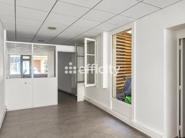 Local Commercial
         3 pièces
        - 66 m² 693 000 € *