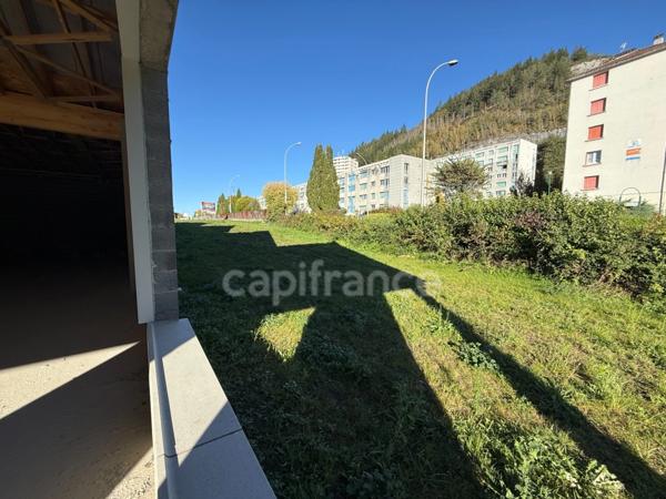 Locaux commerciaux avec emplacement stratégique, forte visibilité