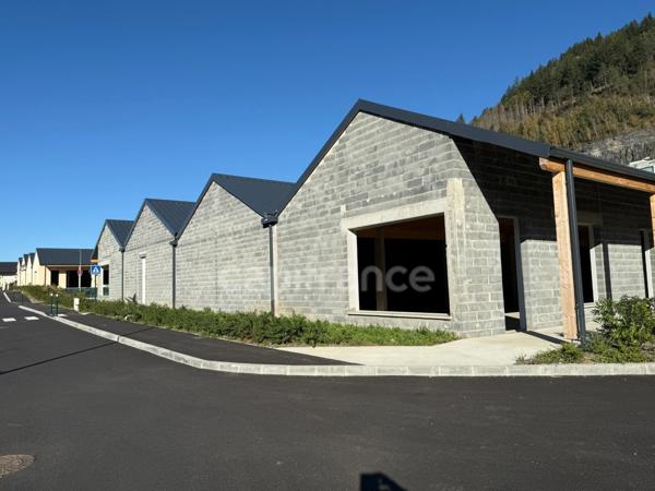 Locaux commerciaux avec emplacement stratégique, forte visibilité