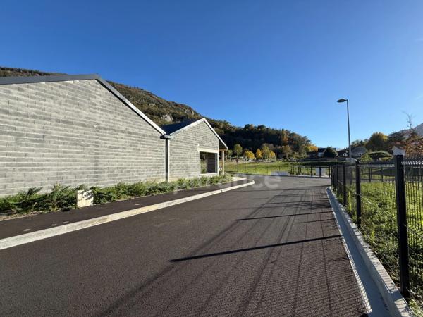 Locaux commerciaux avec emplacement stratégique, forte visibilité