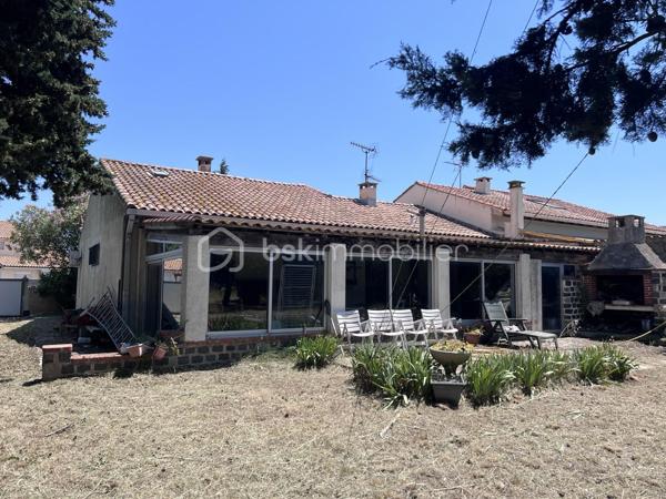 Sur la commune de FRONTIGNAN, quartier LA PEYRADE, à 10 min des plages, proche du centre ville, laissez vous séduire par cette villa de plain pied à rénover de 76 m2 habitables plus une véranda 42 m2 et garage 17 m2 sur 740 m2 de terrain. Elle se compose d'une salon de 17 m2, d'une cuisine de 10 m2, deux chambres de 10,3 m2, d'un coin bureau de 10 m2 pouvant faire office de 3ème chambre, d'une salle d'eau de 4,5 m2 et d'un WC indépendant.
