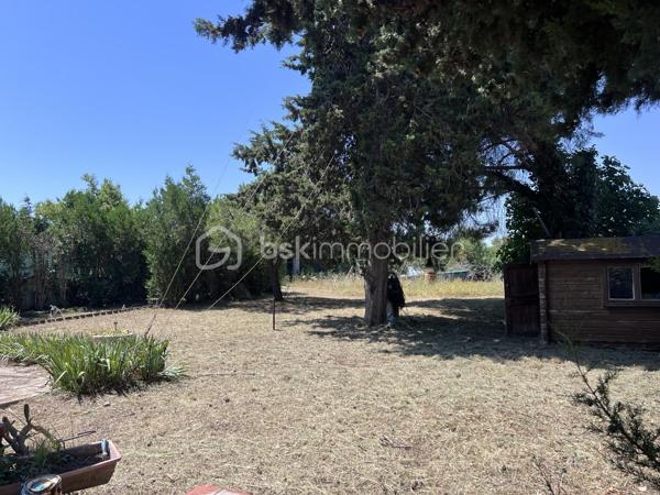 Sur la commune de FRONTIGNAN, quartier LA PEYRADE, à 10 min des plages, proche du centre ville, laissez vous séduire par cette villa de plain pied à rénover de 76 m2 habitables plus une véranda 42 m2 et garage 17 m2 sur 740 m2 de terrain. Elle se compose d'une salon de 17 m2, d'une cuisine de 10 m2, deux chambres de 10,3 m2, d'un coin bureau de 10 m2 pouvant faire office de 3ème chambre, d'une salle d'eau de 4,5 m2 et d'un WC indépendant.