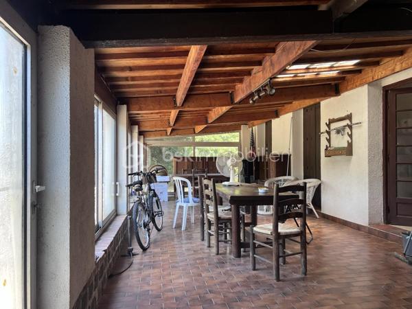 Sur la commune de FRONTIGNAN, quartier LA PEYRADE, à 10 min des plages, proche du centre ville, laissez vous séduire par cette villa de plain pied à rénover de 76 m2 habitables plus une véranda 42 m2 et garage 17 m2 sur 740 m2 de terrain. Elle se compose d'une salon de 17 m2, d'une cuisine de 10 m2, deux chambres de 10,3 m2, d'un coin bureau de 10 m2 pouvant faire office de 3ème chambre, d'une salle d'eau de 4,5 m2 et d'un WC indépendant.