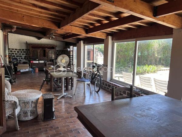 Sur la commune de FRONTIGNAN, quartier LA PEYRADE, à 10 min des plages, proche du centre ville, laissez vous séduire par cette villa de plain pied à rénover de 76 m2 habitables plus une véranda 42 m2 et garage 17 m2 sur 740 m2 de terrain. Elle se compose d'une salon de 17 m2, d'une cuisine de 10 m2, deux chambres de 10,3 m2, d'un coin bureau de 10 m2 pouvant faire office de 3ème chambre, d'une salle d'eau de 4,5 m2 et d'un WC indépendant.