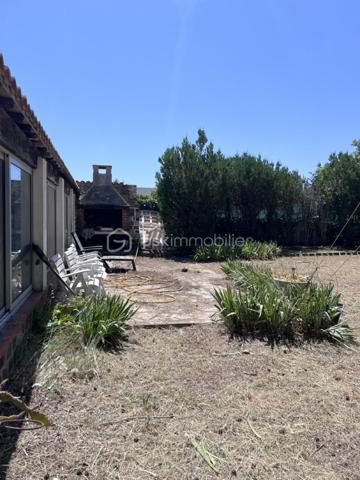 Sur la commune de FRONTIGNAN, quartier LA PEYRADE, à 10 min des plages, proche du centre ville, laissez vous séduire par cette villa de plain pied à rénover de 76 m2 habitables plus une véranda 42 m2 et garage 17 m2 sur 740 m2 de terrain. Elle se compose d'une salon de 17 m2, d'une cuisine de 10 m2, deux chambres de 10,3 m2, d'un coin bureau de 10 m2 pouvant faire office de 3ème chambre, d'une salle d'eau de 4,5 m2 et d'un WC indépendant.
