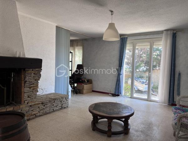 Sur la commune de FRONTIGNAN, quartier LA PEYRADE, à 10 min des plages, proche du centre ville, laissez vous séduire par cette villa de plain pied à rénover de 76 m2 habitables plus une véranda 42 m2 et garage 17 m2 sur 740 m2 de terrain. Elle se compose d'une salon de 17 m2, d'une cuisine de 10 m2, deux chambres de 10,3 m2, d'un coin bureau de 10 m2 pouvant faire office de 3ème chambre, d'une salle d'eau de 4,5 m2 et d'un WC indépendant.