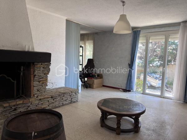 Sur la commune de FRONTIGNAN, quartier LA PEYRADE, à 10 min des plages, proche du centre ville, laissez vous séduire par cette villa de plain pied à rénover de 76 m2 habitables plus une véranda 42 m2 et garage 17 m2 sur 740 m2 de terrain. Elle se compose d'une salon de 17 m2, d'une cuisine de 10 m2, deux chambres de 10,3 m2, d'un coin bureau de 10 m2 pouvant faire office de 3ème chambre, d'une salle d'eau de 4,5 m2 et d'un WC indépendant.