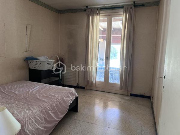 Sur la commune de FRONTIGNAN, quartier LA PEYRADE, à 10 min des plages, proche du centre ville, laissez vous séduire par cette villa de plain pied à rénover de 76 m2 habitables plus une véranda 42 m2 et garage 17 m2 sur 740 m2 de terrain. Elle se compose d'une salon de 17 m2, d'une cuisine de 10 m2, deux chambres de 10,3 m2, d'un coin bureau de 10 m2 pouvant faire office de 3ème chambre, d'une salle d'eau de 4,5 m2 et d'un WC indépendant.