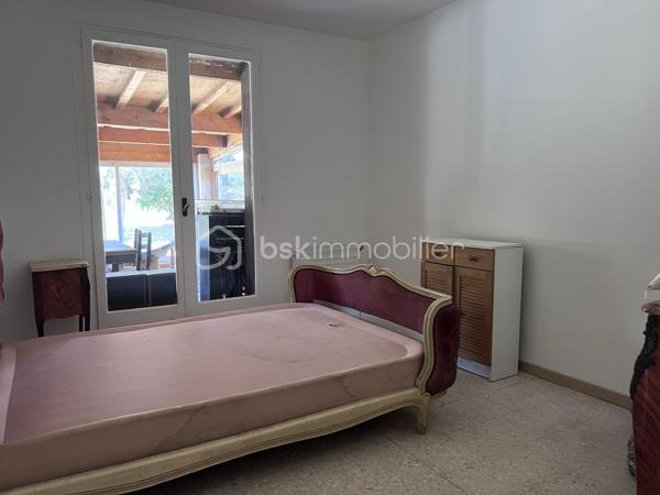 Sur la commune de FRONTIGNAN, quartier LA PEYRADE, à 10 min des plages, proche du centre ville, laissez vous séduire par cette villa de plain pied à rénover de 76 m2 habitables plus une véranda 42 m2 et garage 17 m2 sur 740 m2 de terrain. Elle se compose d'une salon de 17 m2, d'une cuisine de 10 m2, deux chambres de 10,3 m2, d'un coin bureau de 10 m2 pouvant faire office de 3ème chambre, d'une salle d'eau de 4,5 m2 et d'un WC indépendant.