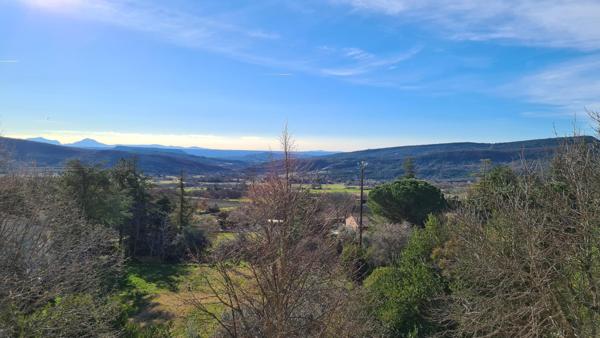 Maison de village composée de 3 appartements et un local