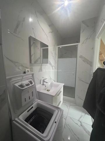 Location                                                      Appartement
                        
                     2 pièces                      22 m2                     à Lyon 8