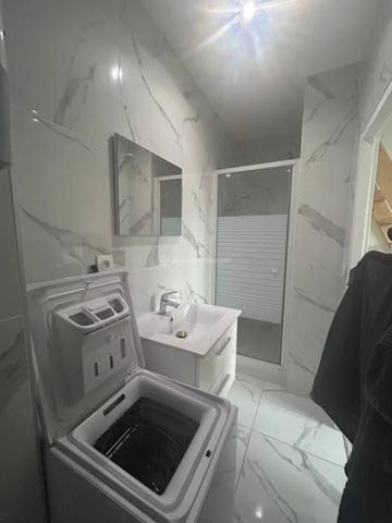 Location                                                      Appartement
                        
                     2 pièces                      22 m2                     à Lyon 8